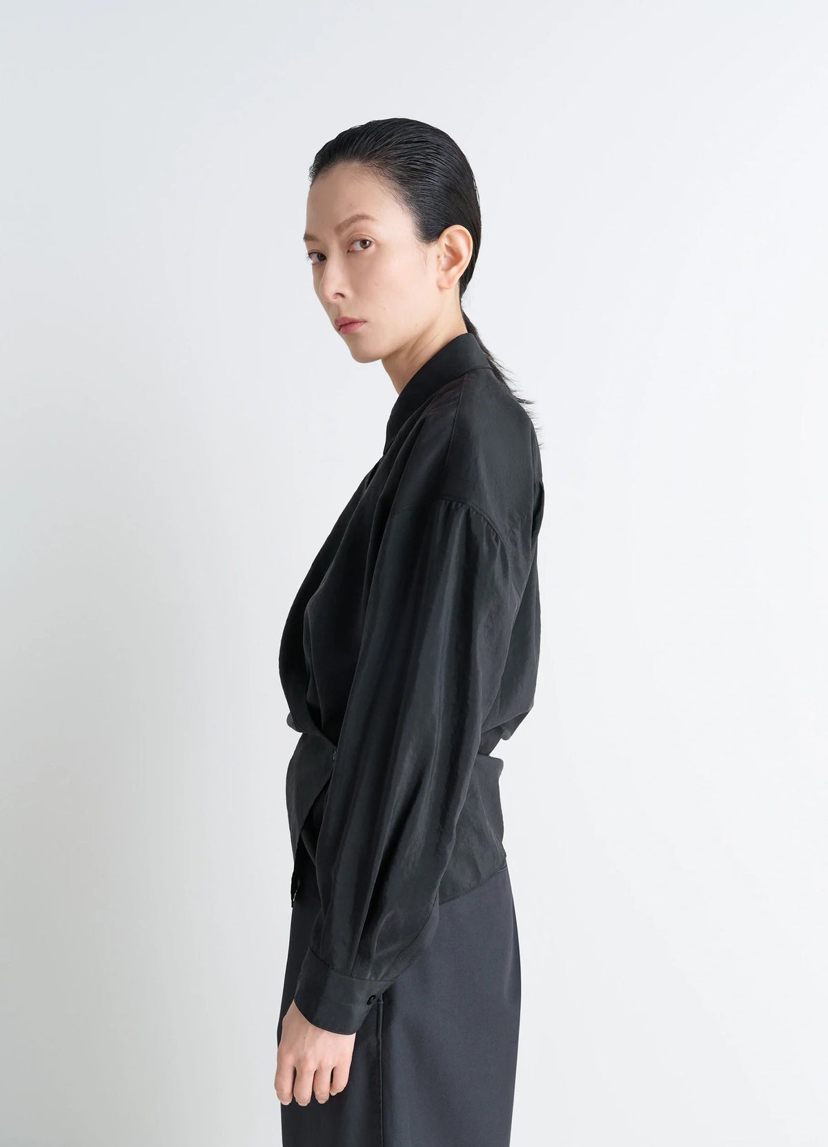STRAIGHT COLLAR TWISTED SHIRT