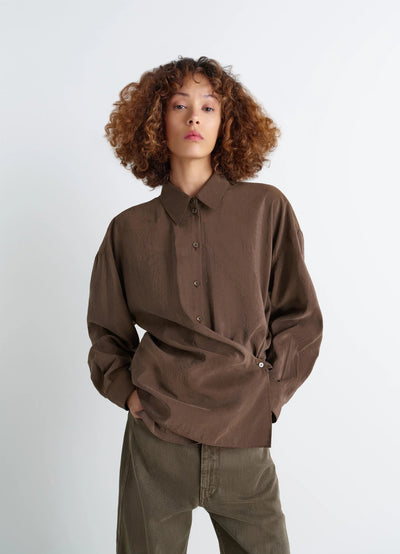 STRAIGHT COLLAR TWISTED SHIRT