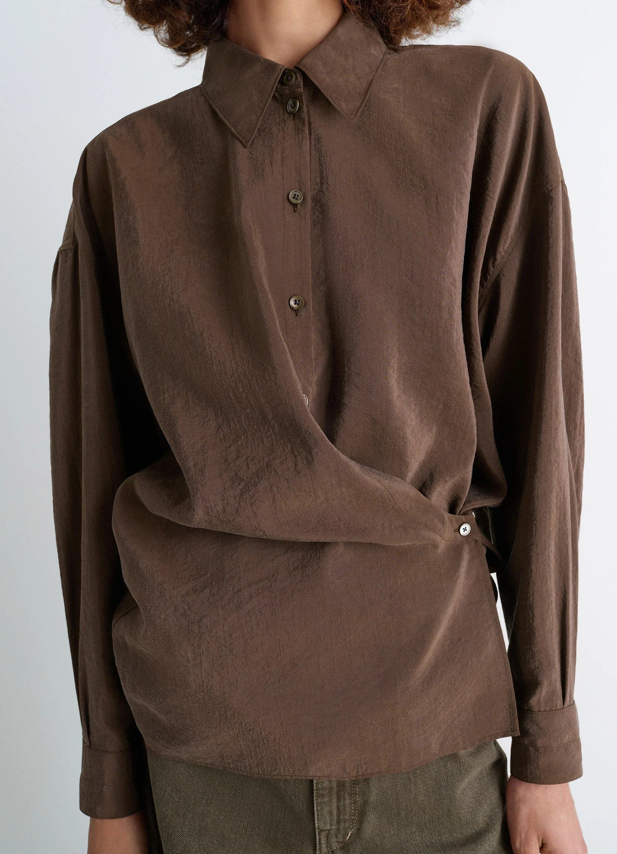 STRAIGHT COLLAR TWISTED SHIRT