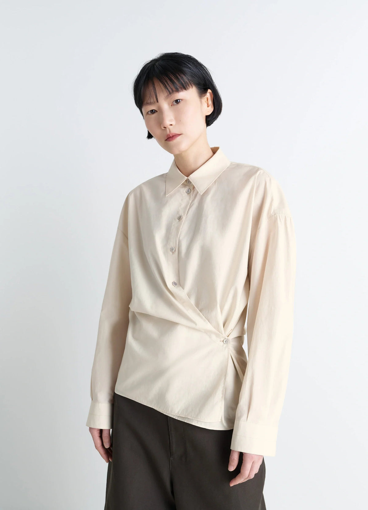STRAIGHT COLLAR TWISTED SHIRT