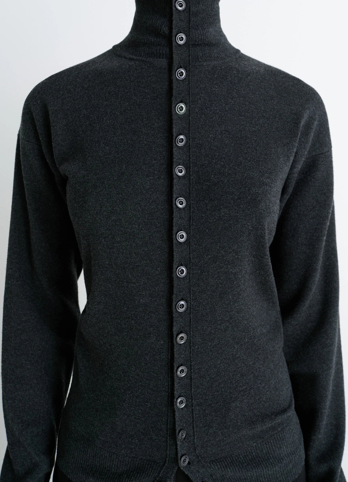 BUTTONED FITTED CARDIGAN