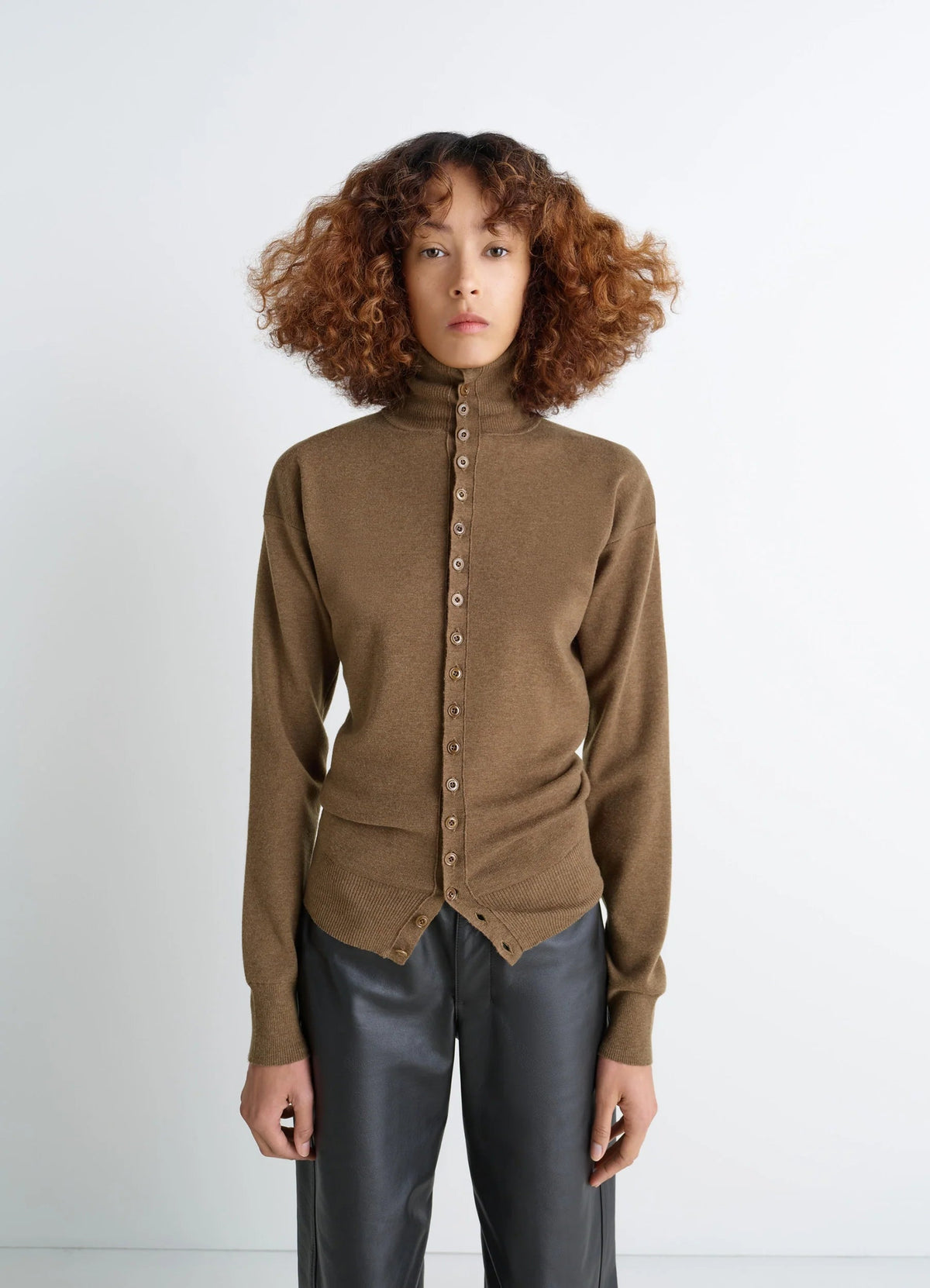 BUTTONED FITTED CARDIGAN
